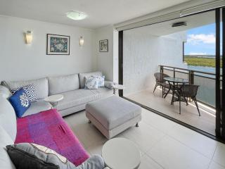 Relaxing Escape: Pool, Tennis Court, Garden Terrace & Water Views - Maroochydore - 1