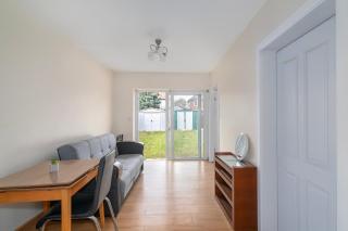 Rose's Lodge, 8 Guests, 10 mins walk to Barking Station, 1 Free Parking Space - Barking - 1