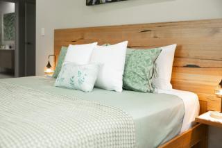 Treetops Sanctuary 4BR Entertaining Delight - Pool - Caravonica - 5