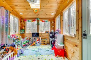 Family Friendly Streamside Retreat in The Hideout - Lake Ariel - 1