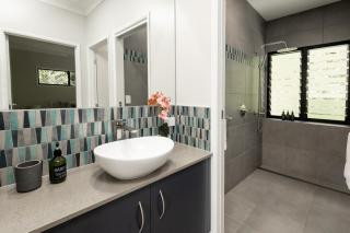 Treetops Sanctuary 4BR Entertaining Delight - Pool - Caravonica - 1