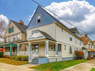 Upscale Historic Home near Downtown, Hall of Fame, Beach, Arenas - Cleveland - 1