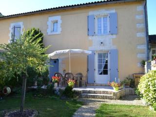 Gîte familial avec jardin au bord de l'eau, terrasses, vélo, jeux, proche Charente, WiFi inclus - FR-1-653-189 - Saint-Genis-dʼHiersac - 0