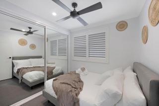 Lakeshore Hideaway - Mannering Park - 1