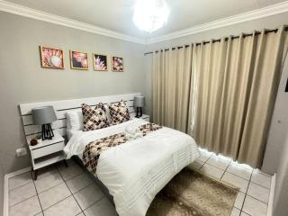 Luxurious 3-Bedroom Oasis - Roodepoort - 3