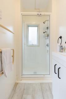 Coastal Comfort Spacious 3BR Getaway in Redcliffs - 5