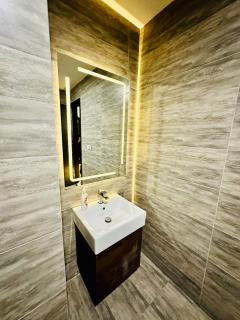 20 Min From Downtown Luxe 02 Bhk Penthouse with Balcony Sky Park One - Islamabad - 4