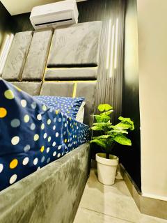 20 Min From Downtown Luxe 02 Bhk Penthouse with Balcony Sky Park One - Islamabad - 6