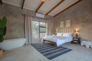 Pillows Luxury Safari Villa, Wood-Fired Hottub, Giraffe-Feeding-Tower, Large Private Pool - Marloth Park - 3