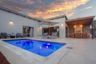 Pillows Luxury Safari Villa, Wood-Fired Hottub, Giraffe-Feeding-Tower, Large Private Pool - Marloth Park - 4
