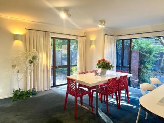 Fendalton Rose Garden Retreat Holiday Home - Christchurch - 1