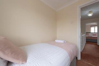 Lovely 5 Bed House with 8 Beds in Thamesmead - 6