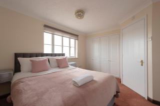 Lovely 5 Bed House with 8 Beds in Thamesmead - 2