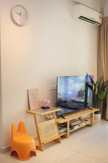 Kid-Loving Poolside Haven - 2BR - Smart TV - Games - 2