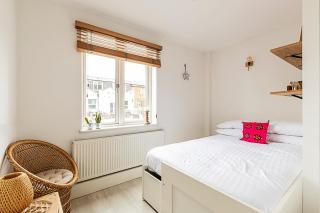 Tranquil 2 Bedroom Apartment in East London - London - 8