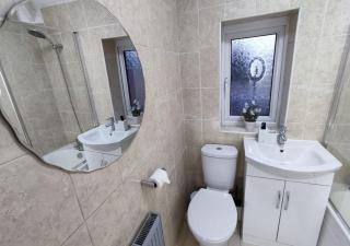 Comfortable 3 Bedrooms Leeds Beach House - Ideal for Family and Contractors - Free Parking for 2 cars - Killingbeck - 1