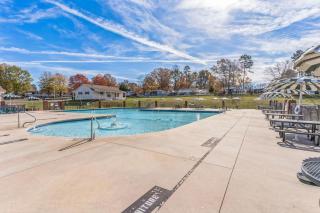 Lakefront Retreat in Badin Shores Resort home - New London - 0