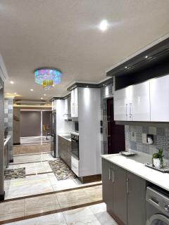 Accommodation Front - Extraordinary 6 Sleeper Overlooking The Ocean - Durban - 8