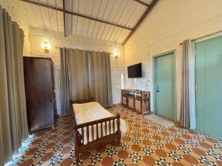 Cliff House, 3BR LUX Farmhouse 2km to Rajpur Road - Dehradun - 2