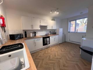 4 Bed Comfy House - Norwich - 0