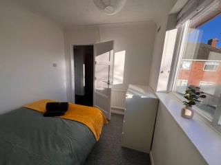 4 Bed Comfy House - Norwich - 9