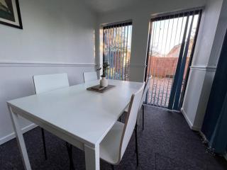 4 Bed Comfy House - 3
