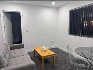 Luton City Apartment with Modern Comfort - 2
