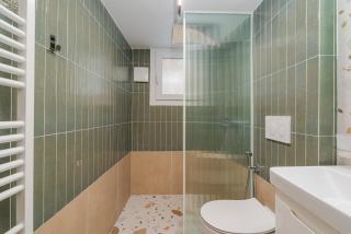 Stylish and Modern Apartment with Vibrant Décor - Pireo - 6