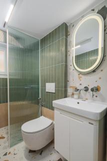 Stylish and Modern Apartment with Vibrant Décor - Pireo - 7