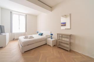 Charming 2-Bedroom Apartment in Milanese Building - 9
