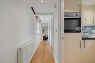City Centre Apartment with Cathedral Views and FREE Parking - Chichester - 1