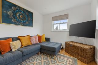 City Centre Apartment with Cathedral Views and FREE Parking - Chichester - 3