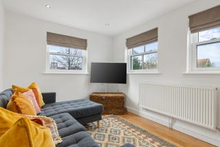 City Centre Apartment with Cathedral Views and FREE Parking - Chichester - 2