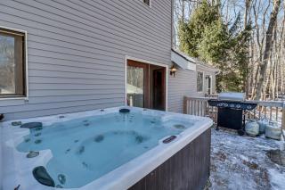 Lake Access and Private Hot Tub at Poconos Home! - White Haven - 8