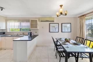 Homy Spacious 4B2B w Parking steps to Malls Dining - 7