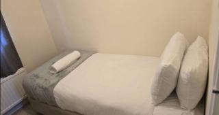 Cosy House- Sleeps 7 Centrally Located Free Parking, Fast WIFI Smart Tv with Sky and Netflix Business Travellers Relocators Leisure Welcome - 7