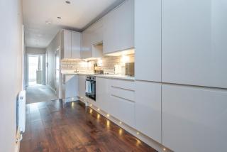 Modern Flat with Balcony next to Station by CTO Serviced Accommodation - Londra - 1