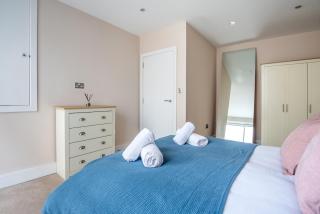 Modern Flat with Balcony next to Station by CTO Serviced Accommodation - Londra - 2