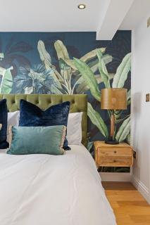 City Centre Apartment with Cathedral Views and FREE Parking - Chichester - 0