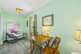 Flamingo Room a Cozy Studio Retreat - Cedar Key - 7