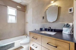 King Bed Centrally Located - 8