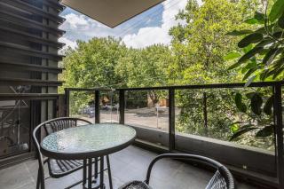 Gorgeous 2brm in leafy Elwood - 8