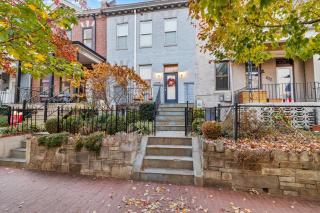 Walk to Parks Restaurants Monuments & More - Washington - 0