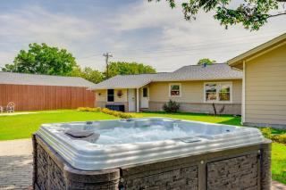 8b 4b nearby pool Blanco wine trail town sq - 8