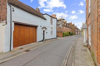 City Centre Apartment with Cathedral Views and FREE Parking - Chichester - 9