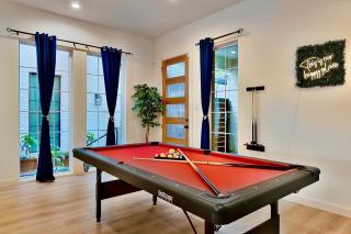 Modern Dallas Family Gem Pool Table, Arcade and More - Dallas - 8