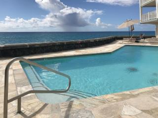 Classic Hawaiian Oceanfront Condo with Top Location - Hale Kona Kai 413 by Casago Kona - Kailua-Kona - 9