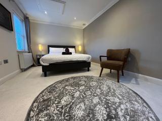 Elegant Retreat: Classic Style and Modern Comfort - 7