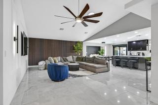 New Luxurious 6BR Villa Near LV Strip w Pool & Spa - Las Vegas - 3