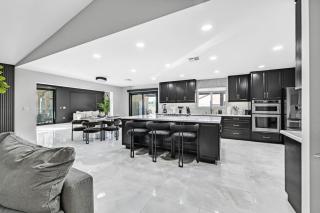 New Luxurious 6BR Villa Near LV Strip w Pool & Spa - Las Vegas - 1